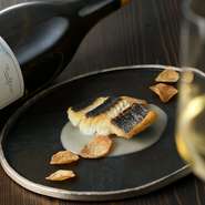 魚は、新鮮なうちに焼き上げて旨味を閉じ込め、周りはカリッと、中はふんわりジューシー。里芋のソースを絡めながら、優しい味わいがお愉しみいただけます。里芋のチップがアクセントになり、食感も愉しめます。
