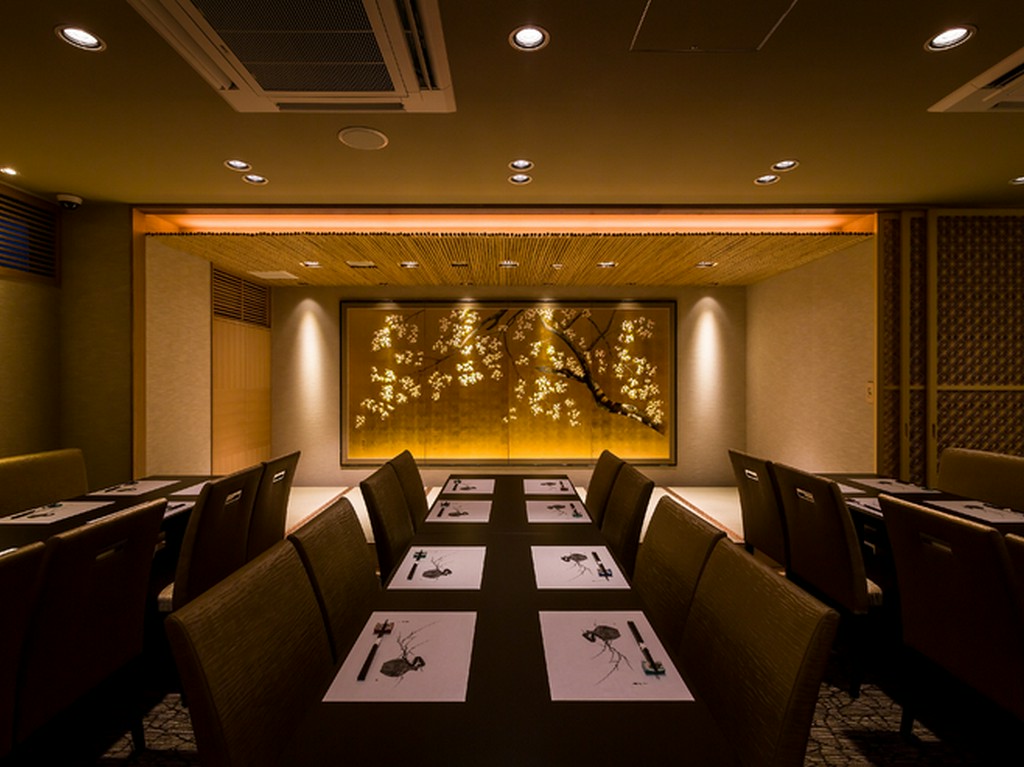 最大36名までの宴会に利用できる、舞台も備えた広間