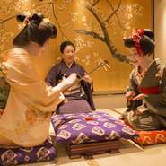 しみず芸妓のお座敷遊び体験や、ワイン会・日本酒の会など仕入れ先の酒屋さんとのコラボ企画など、様々な企画が用意されているのも楽しみのひとつ。専門家の解説を聞きながら、お酒の世界を深く堪能できます。