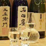 静岡の地酒が充実しており、希少性のあるお酒や限定酒なども飲むことができます。一つの蔵にクローズアップして本醸造、純米吟醸、大吟醸などを味わいつつ料理をいただく日本酒の会もおすすめ。