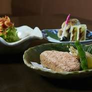 『桜海老とキャベツの温サラダ』『太刀魚の葱間焼き』など、静岡の特産品を使った献立が充実。『黒はんぺんフライ』は、しらす、桜海老などを衣に混ぜてあり、素材の香りがたまりません。
