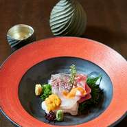 近海で上がった魚を中心に、地の魚を盛り合わせた贅沢な一皿。白身ならしっかりと寝かせたり、魚種によって処理の仕方にこだわり、素材の良さを活かした逸品揃いです。季節や天候で魚種が変わるのも楽しみの一つ。