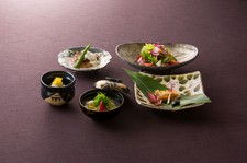季節の旬食材や高級食材を全９品でお楽しみいただくコースです。（別途サービス料がかかります）