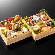 厳選素材を一つ一つ丁寧に、昔ながらの手造りにこだわった『とみ井のおせち』
3～4人前のサイズになります。大晦日着の配送も可能です。
ご注文後、ご連絡をさせて頂いたら注文の確定とさせて頂いております。