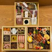 『とみ井のおせち』伝統おせち＋高級珍味の豪華三段重です。
4人前のサイズになります。大晦日着の配送も可能です。
ご注文後、ご連絡をさせて頂いたら注文の確定とさせて頂いております。