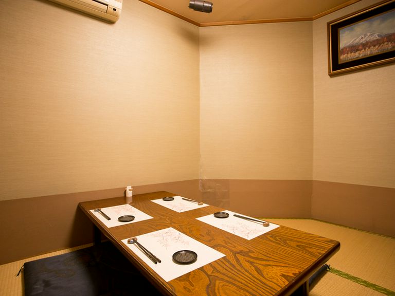 驚くほどシンプルな個室。料理の彩りと旨い酒で客をもてなす