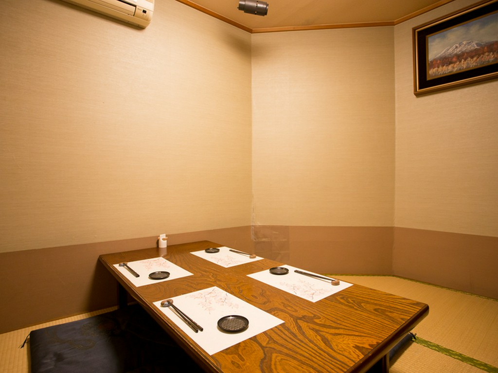 驚くほどシンプルな個室。料理の彩りと旨い酒で客をもてなす