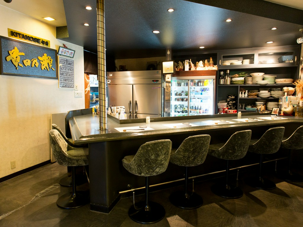 親方やおかみさんに近いカウンターは人気があるため、常に満席