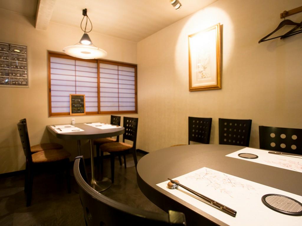 気の置けない者同士で仲睦まじく、お喋りも弾むテーブル席