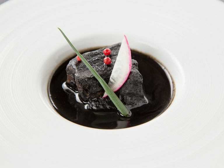 ゴマの甘さだけでなく、醤油がエッジを効かせたアクセントとなる『黒豚の黒胡麻煮』