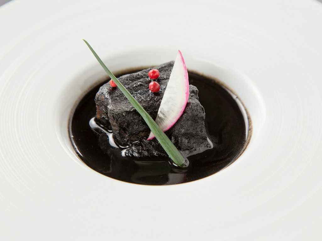 ゴマの甘さだけでなく、醤油がエッジを効かせたアクセントとなる『黒豚の黒胡麻煮』