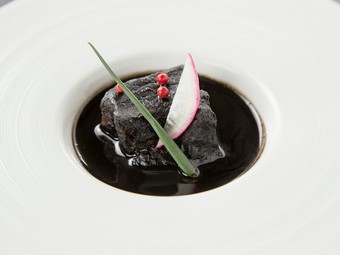 ゴマの甘さだけでなく、醤油がエッジを効かせたアクセントとなる『黒豚の黒胡麻煮』