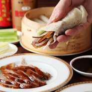 北京ダックの食材は、大自然の中で健康的に合鴨を育てているカナダの産地から、直送で仕入れています。食肉の衛生管理を徹底している生産者なので、安全・安心。肉質は柔らかで、繊細かつコクがある風味です。
