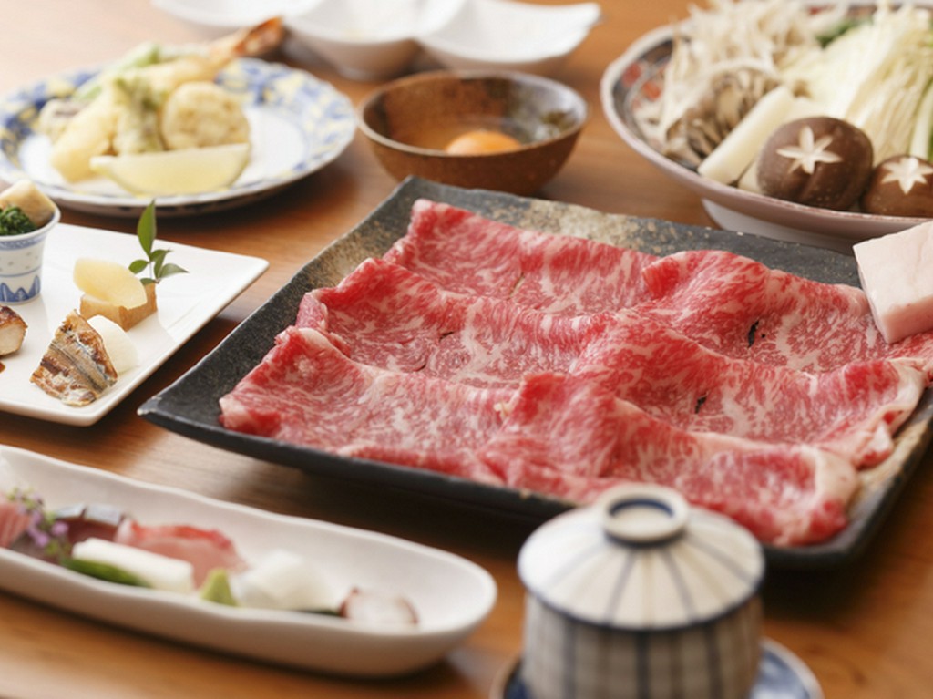こだわりのゴマだれと合わせて頂く『すき焼き/しゃぶしゃぶ』