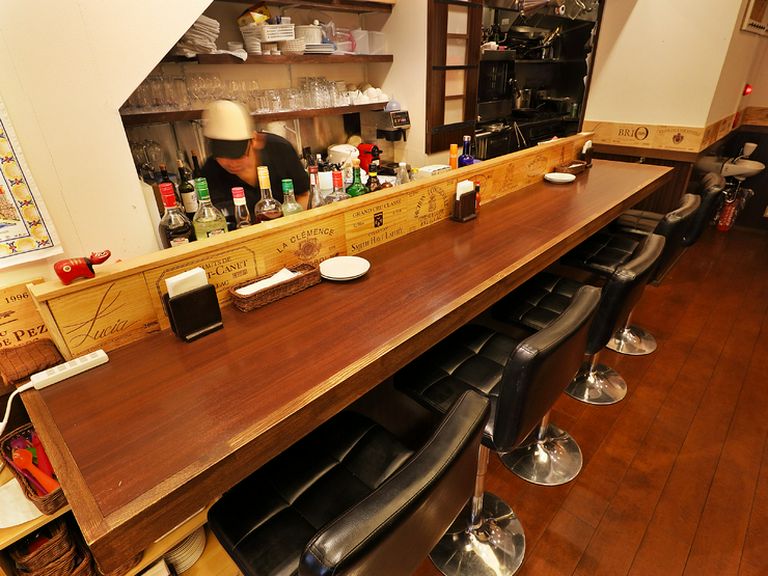 落ち着いたカウンターは、2人だけの時間を楽しめる特等席