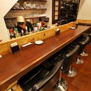 自然と距離が近くなるカウンター席では、会話もいつもより弾んで楽しい食事に。ブラウンと白を基調とした落ち着いた空間で、穏やかに過ぎる時間が心地良く、幸せな気分になれそうです。