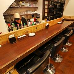 落ち着いたカウンターは、2人だけの時間を楽しめる特等席