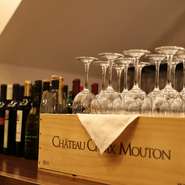 イタリアをはじめ、フランスやアメリカなど世界各国のワインが充実のラインナップ。料理との相性を考えて揃えられており、料理とワインの素敵なマリアージュを楽しめます。