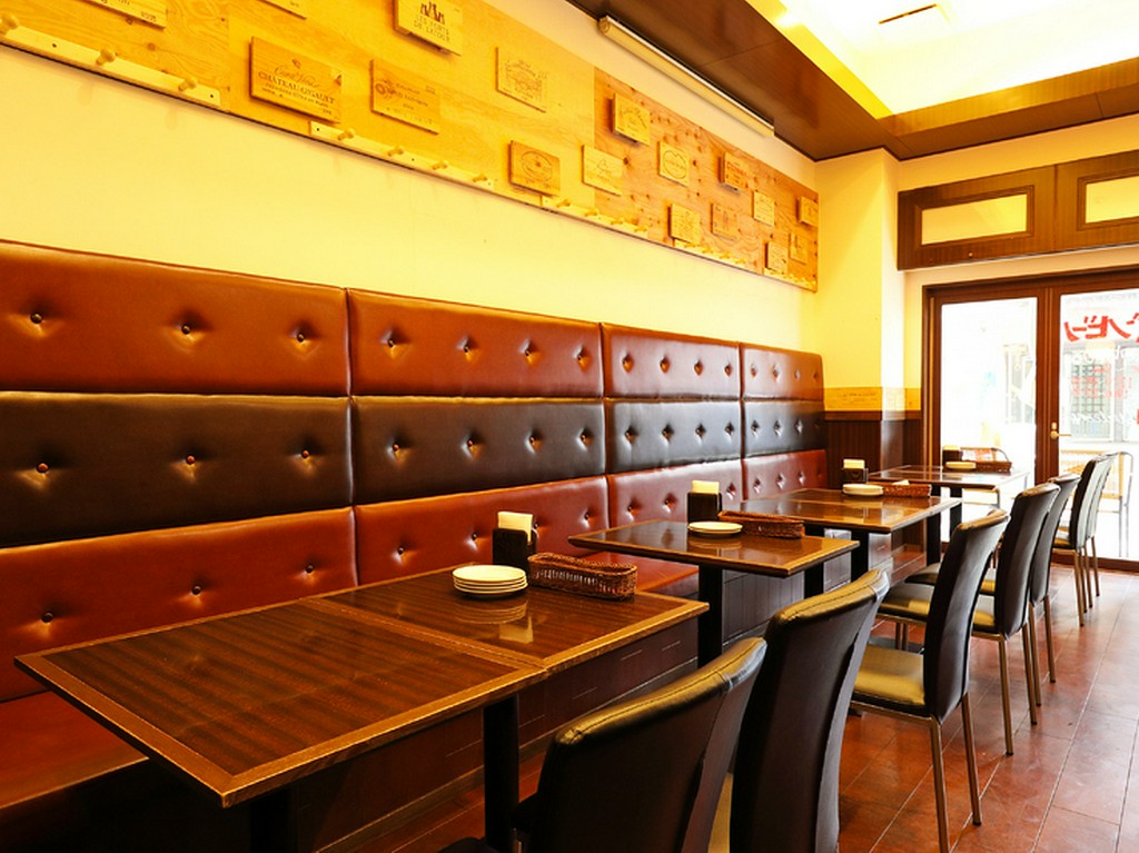 お子様連れでも利用しやすい、ベンチシートのテーブル席