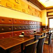 テーブル席は壁際がベンチシートになっているので、お子様連れでも利用しやすいのが嬉しいところ。パスタや肉料理などお子様好みの料理も多く、ママ会や家族での食事会にもおすすめです。