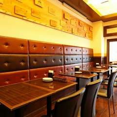 お子様連れでも利用しやすい、ベンチシートのテーブル席