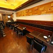 店内は15名から貸切にでき、最大24名まで利用可能。2時間飲み放題付きの宴会コースは予算に合わせて相談できます。歓送迎会をはじめ、会社の宴会や友人との飲み会、女子会などに。