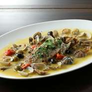 旬の魚を丸ごと使った贅沢な一品。尚、580円の追加でリゾット可。