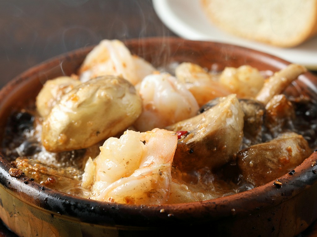 大きな海老とマッシュルームのアヒージョ