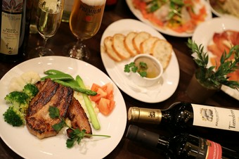 たっぷり食べて飲んで楽しめる『2時間の飲み放題付き宴会コース』と『３時間の飲み放題付き女子会コース』