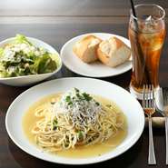 ※画像はイメージです。それぞれにバケット、サラダ、ドリンク（コーヒー（ホット・アイス）、紅茶（ホット・アイス））が付きます。