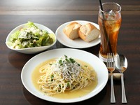 ※画像はイメージです。それぞれにバケット、サラダ、ドリンク（コーヒー（ホット・アイス）、紅茶（ホット・アイス））が付きます。