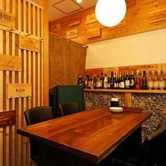 ゆったりとくつろげるテーブル席