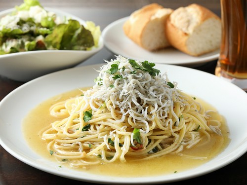 ランチは、バケット、サラダ、ドリンク付き