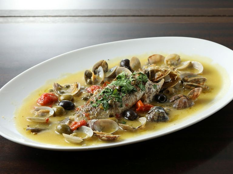 魚介の旨味たっぷり『鮮魚丸一匹煮込みアクアパッツア』