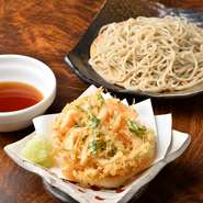 昭和28年創業、地元で長く愛されてきたお店です。食材は、北海道産の蕎麦粉を中心に、その時々の一番良い物を仕入れ。名物の「白えび」は、富山県より入荷しています。