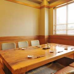 日本の風情豊かな佇まい、訪れる人を優しく出迎える老舗の寿司店