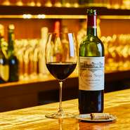 熟成により旨みの極みに達したワインが潤沢に用意されています。提供する際には、ソムリエによってベストなタイミングを見極めてから。通常はボトル販売となるようなワインでも、グラスで飲めるということも嬉しい。