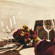 創業260年以上の歴史を誇るワイングラスのブランド、RIEDEL（リーデル）のSommelier（ソムリエ）シリーズを使用。グラスの薄さや形状で大きく変わるワインの味や印象に触れることができます。