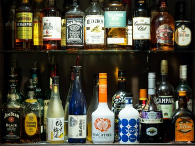 自慢のウィスキーコレクションによる数々のハイボールやワイン