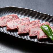 【焼肉 ハラミ馬鹿】が提供する『黒毛和牛特撰カルビ』は、脂の入り方、肉本来の旨味などの絶妙なバランスを味わえる一品。陶板で焼くことでさらに美味しさが引き立つのです。