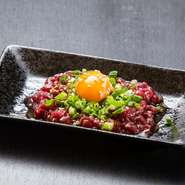新鮮だからこそ食べられる生肉。鮮度抜群の馬肉ユッケはあっさりとしてヘルシーかつ食べやすい逸品です。