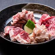 今までありそうでなかった、ハラミだけの食べ比べセット『ハラミ食べくらべ4種盛り』は、リーズナブルで得なセットで大人気！牛・豚・鶏のハラミと国産のサガリが楽しめます。国産サガリ・牛・豚・鶏