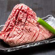 切り身でなく、ハラミのかたまり肉ごと豪快にステーキにした『馬鹿ハラミステーキ』。切り身にしないことで、旨味が閉じ込められているため、ハラミの美味さとステーキの魅力をより楽しめます。