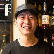 【焼肉 ハラミ馬鹿】のキッチンは、お店の出入り口にあります。そのため、一番最初と最後にお客様と顔を合わせるのは、料理人。ご来店時とお帰りの際は、必ず笑顔で元気よく挨拶することを心掛けています。