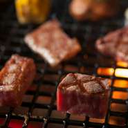 お肉は新鮮な黒毛和牛を部位ごとの個性を活かしたスタイルで提供してくれます。全国より取り寄せられた有機野菜・オリジナルブレンド塩・米・炭に至るまで厳選。食に対する強いこだわりが伺えます。