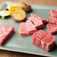 特撰ロース／特撰カルビ／上撰フィレ角／上撰ハラミの４種類の特撰肉に焼野菜が付いたお得な盛り合わせ、2～3名に最適なボリュームです。