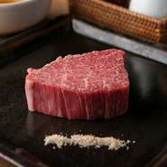 厳選したA5等級の柔らかいフィレ肉から、わずかステーキ5枚程しか取れない貴重な部位。総料理長かこだわりぬいた、肉専用無添加ダレとともにご賞味ください。