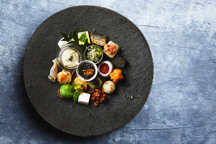 We offer carefully selected ingredients with a discerning eye, served in a unique style.