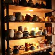 落ち着いた和の雰囲気で味わう和食と陶器の数々