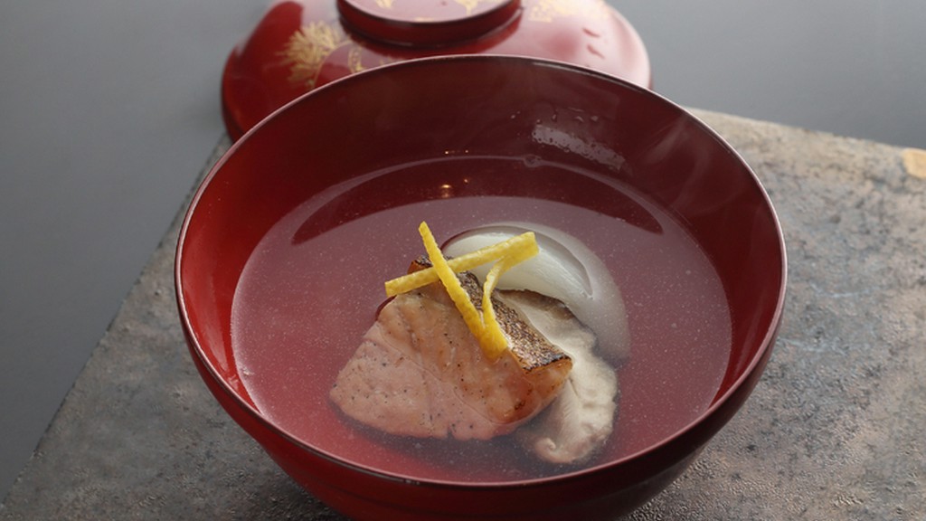 目の前で引いたばかりの一番出汁を使った椀物